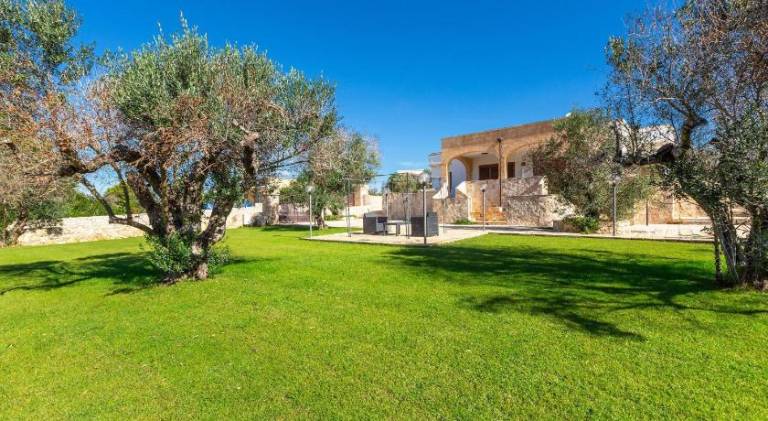 Villa with barbeque, yard & patio in Salve