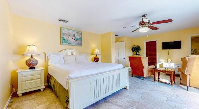 Vacation home with jacuzzi & pool | Pet-friendly — photo 2