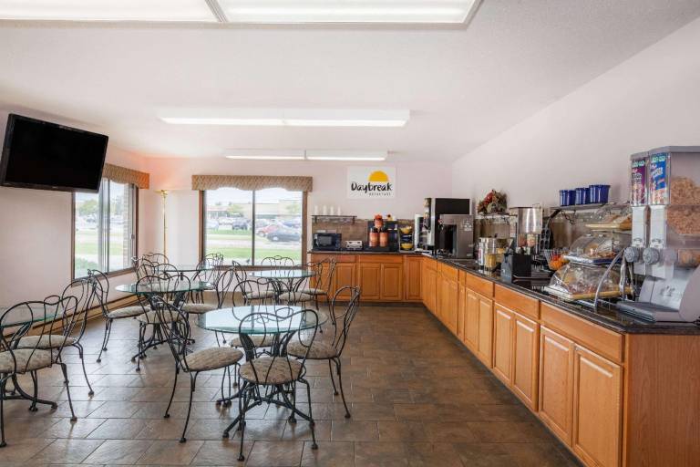 Days Inn by Wyndham Mason City — photo 2