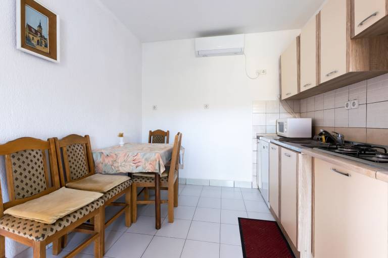 Apartment with grill & patio | Garden view — photo 5