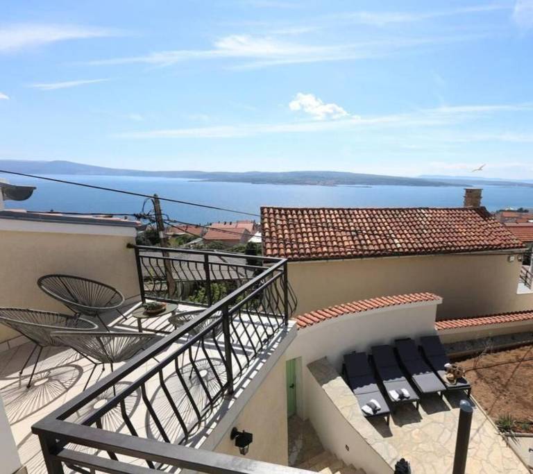 Beautiful vacation home with grill, yard & jacuzzi | Garden view | Pets allowed — photo 2