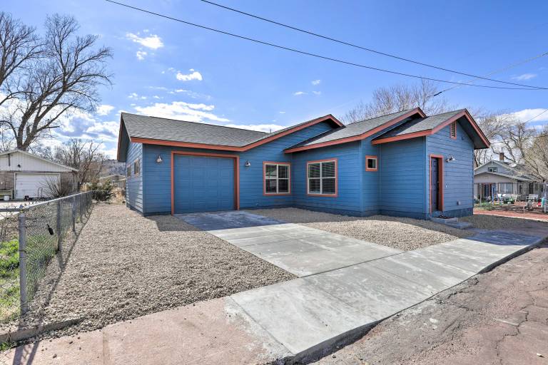 Modern Retreat: 3 Blocks to Dtwn Williams + Rte 66 — photo 3