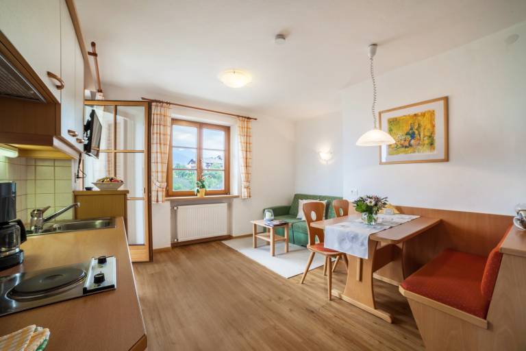 Apartment "Hahnenkamm Rainegg" with Mountain View, Wi-Fi, Garden & Balcony in Schenna