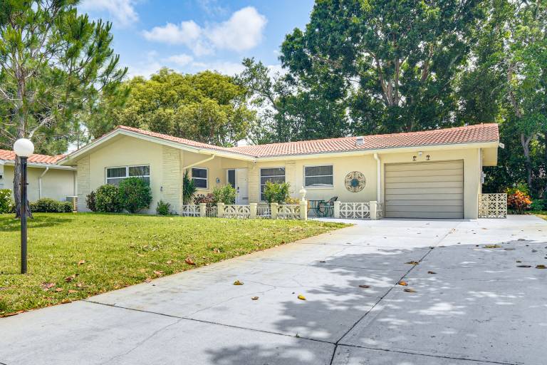 9 Mi to Clearwater Beach Family Home w Yard
