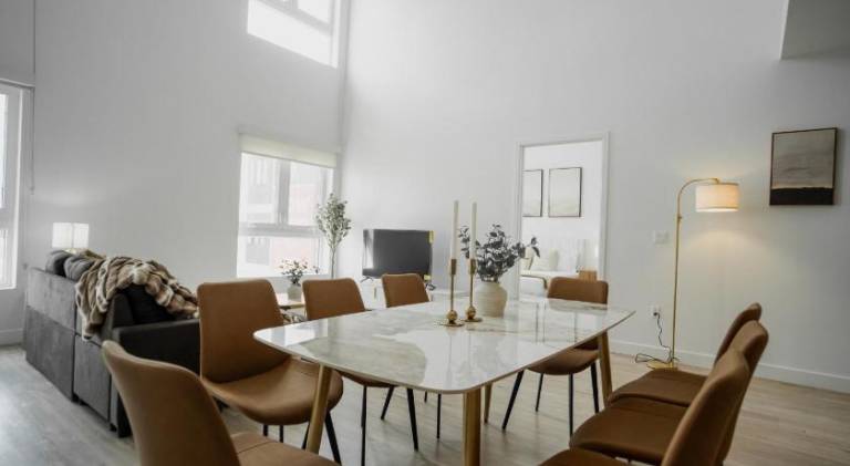 Chic Urban Retreat in Heart of LA 2 Bedroom and 1 Loft