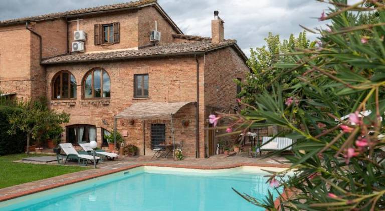 Holiday apartment with pool, yard & barbeque | Suitable for remote work in Siena