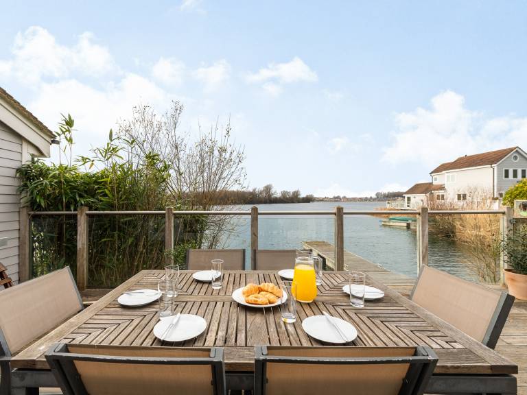 Children-friendly lovely cottage with garden, terrace & barbecue | Water view | Pets allowed in Cirencester