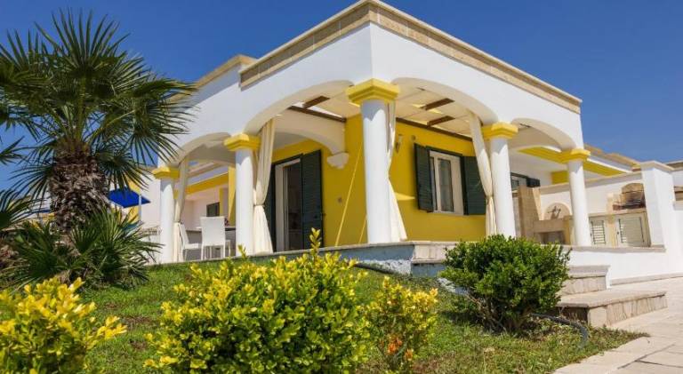 Rental apartment with yard & barbeque | Next to the beach | Pet-friendly in Salve