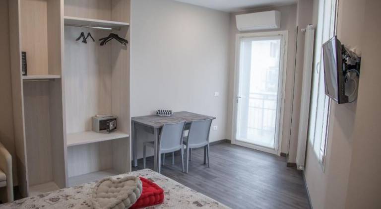 Serviced apartment with yard & patio | Suitable for remote work | Dogs allowed — photo 2