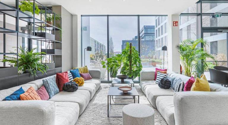 Serviced apartment with yard & patio | Perfect for remote work | Pets allowed — photo 3