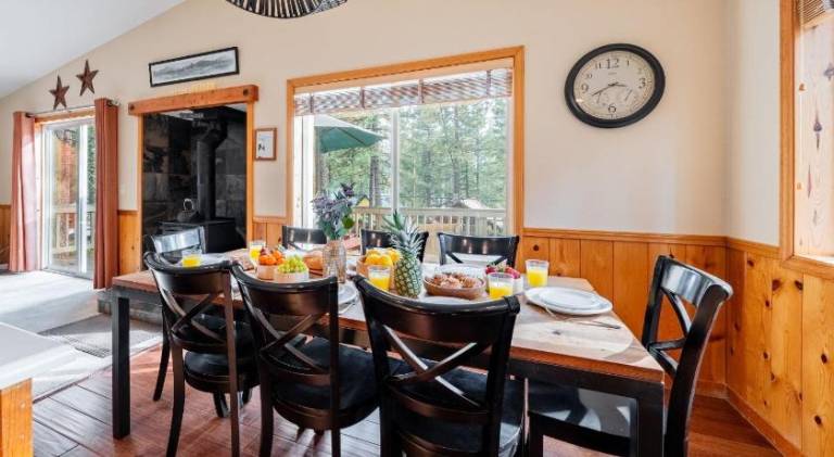 Stylish Truckee Retreat Deck Near Lake Skiing Moraine by AvantStay — photo 3