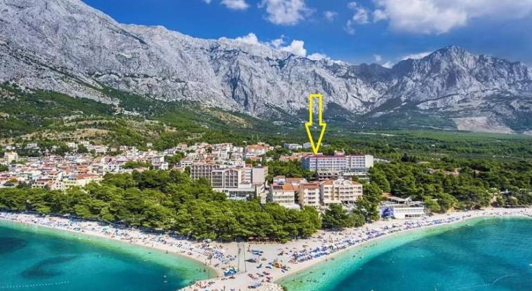 Apartment with 3 rooms for 8 persons in Brela