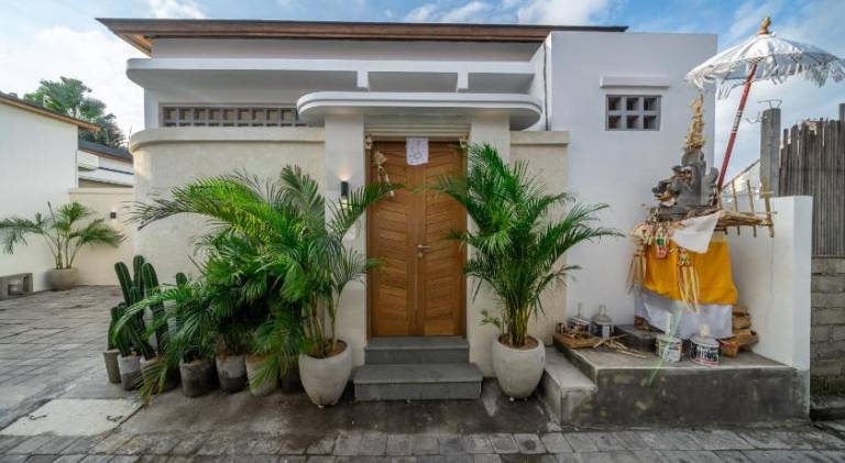 Villa with pool — photo 4