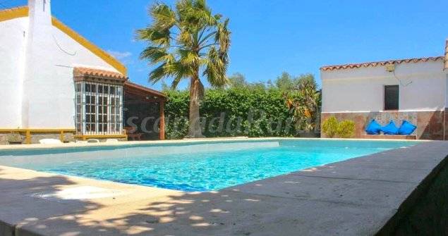 Cottage with patio, BBQ & pool | Garden view — photo 5