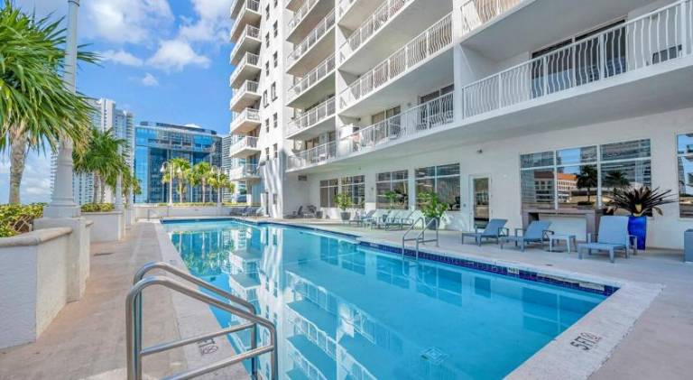 Rental apartment with jacuzzi & pool — photo 4