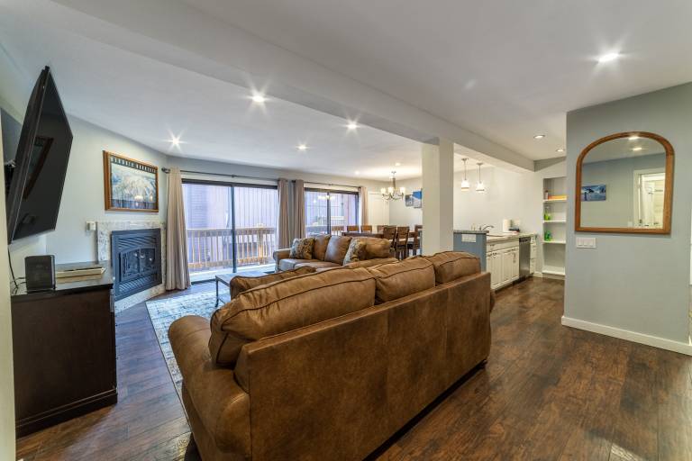 Family-friendly condo with jacuzzi, barbeque & yard | Mountain view | Ski nearby | Pet-friendly — photo 3