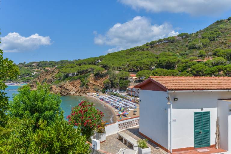 Rental apartment with barbecue, fast internet & terrace | Beach view — photo 2