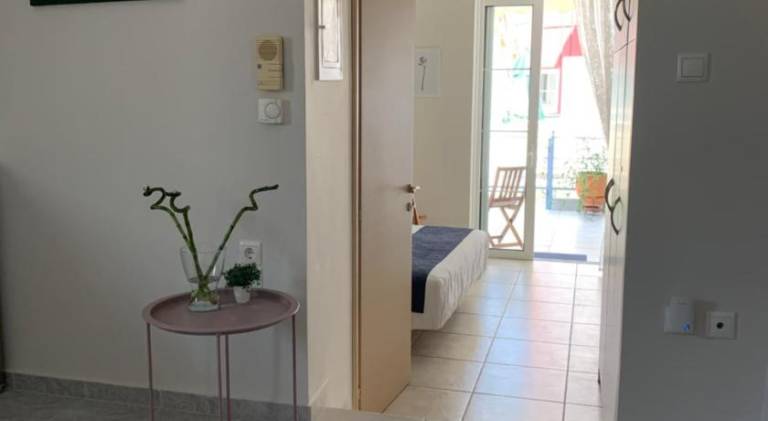 Rental apartment with patio — photo 5