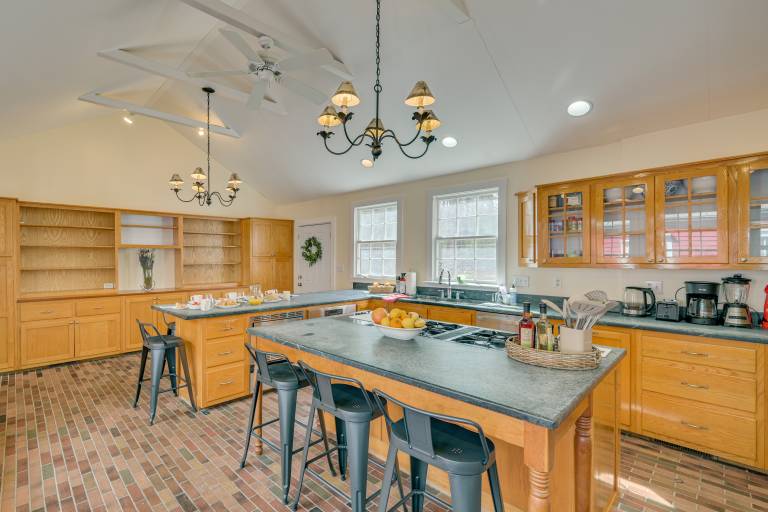 Pet-Friendly Yard: Boston Area Home Near Gillette — photo 2