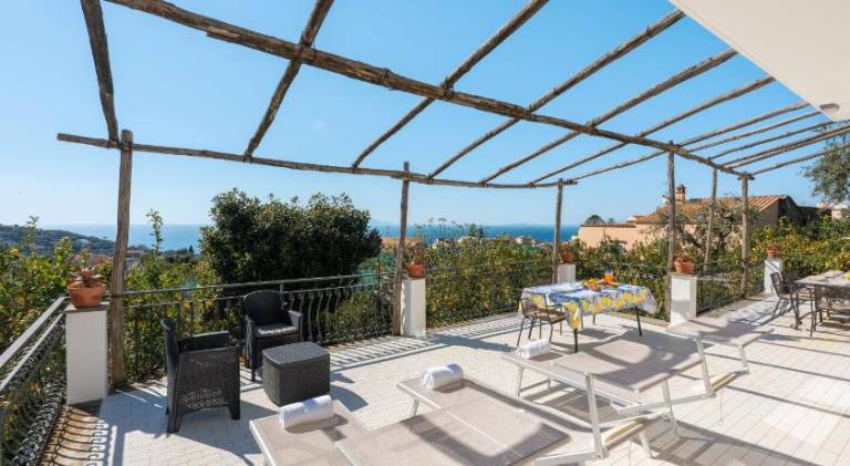 Villa with yard, pool & terrace — photo 4