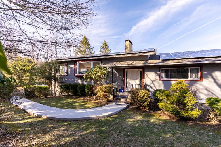 Alpenglow - App Ski Mountain, Views, Hot Tub, Nice Yard in Boone, NC