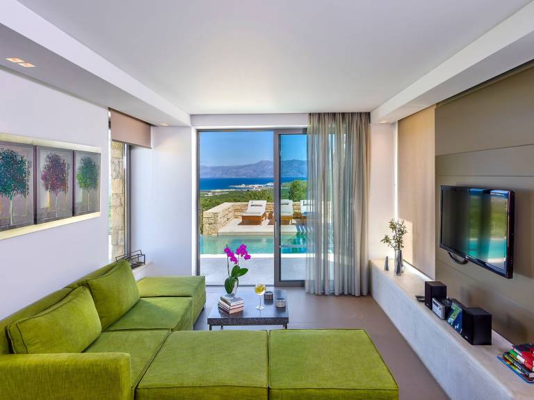 Lovely vacation home with yard, grill & private pool | Pet-friendly — photo 2