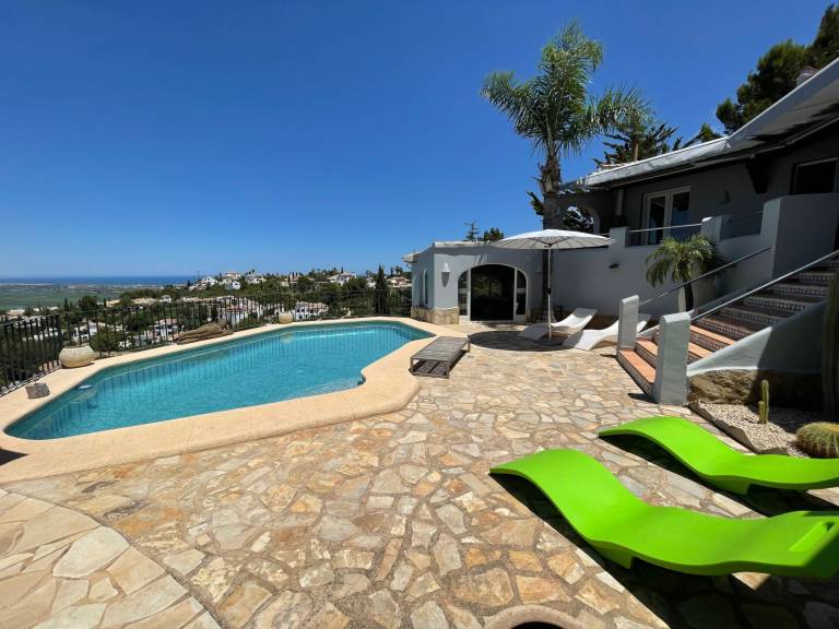 Spacious vacation home with patio, garden & private pool | Pet-friendly — photo 3