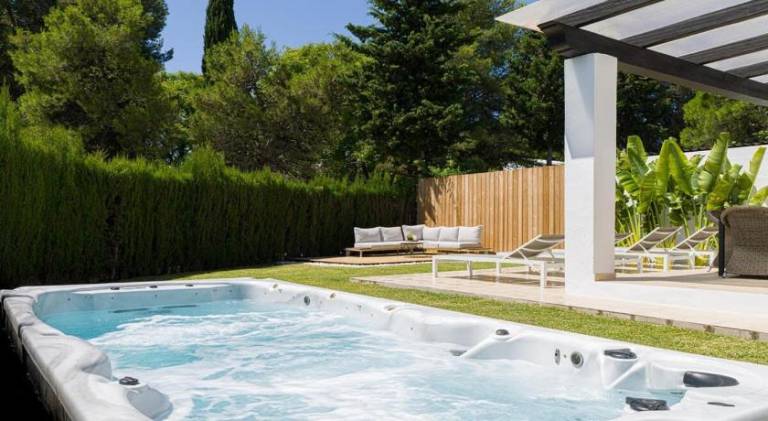 Vacation home with BBQ, private pool & garden in Marbella