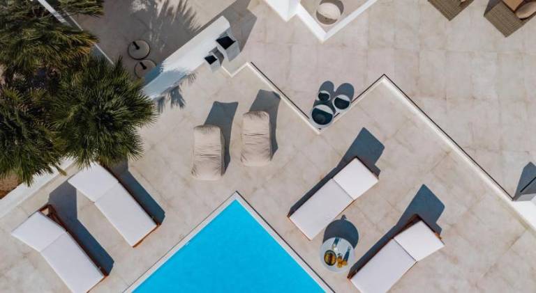 Villa with pool — photo 5