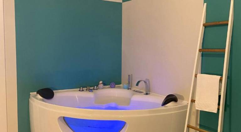 Rental apartment with hot tub — photo 4