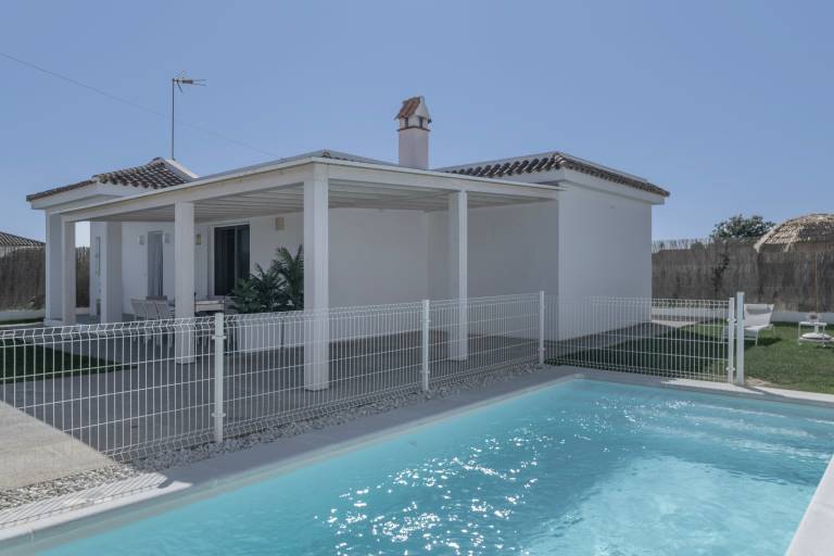Fully equipped charming vacation home with terrace, garden & private pool | Garden view | Good for workation | Dogs allowed in Cádiz