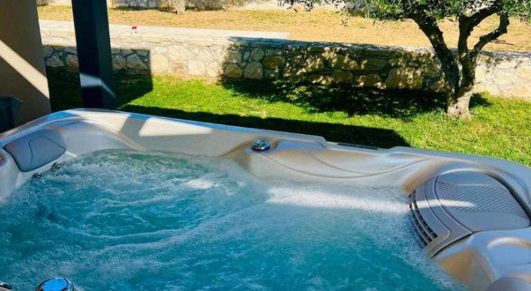 House with jacuzzi — photo 4
