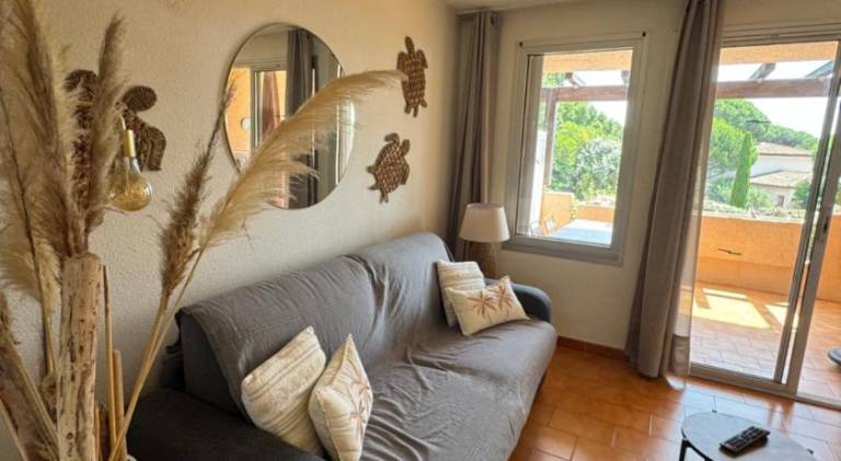 Lovely holiday apartment with private pool, yard & patio | Dogs allowed — photo 2