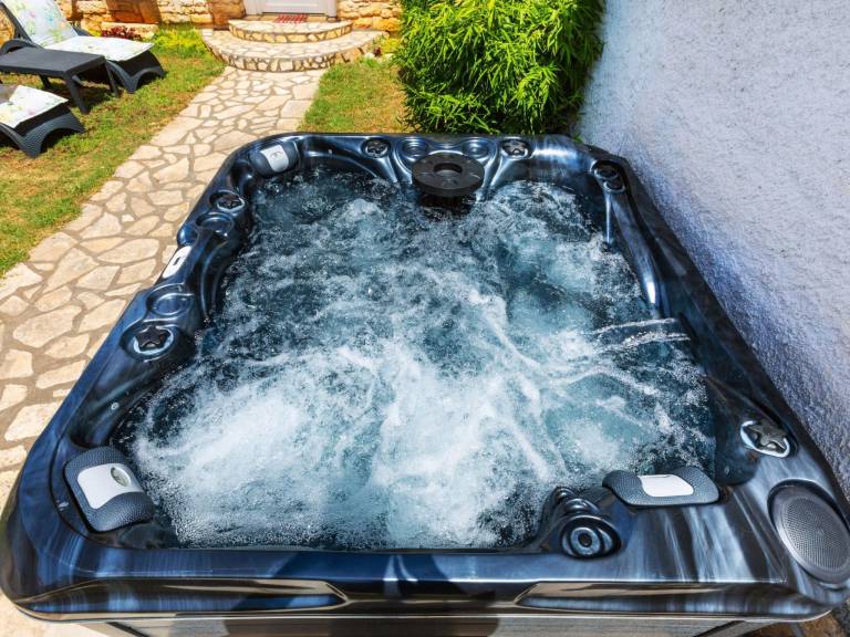 Wonderful vacation home with garden, hot tub & barbeque | Pets are welcome — photo 4