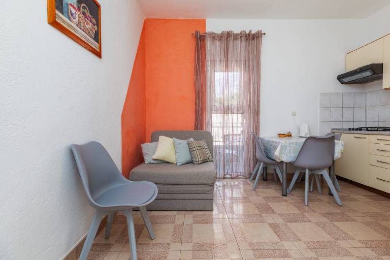 Apartment with barbeque, patio & yard | Beach nearby | Dogs allowed — photo 3