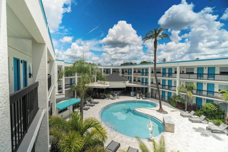 OASIS BAY SUITES Tampa Busch Gardens USF