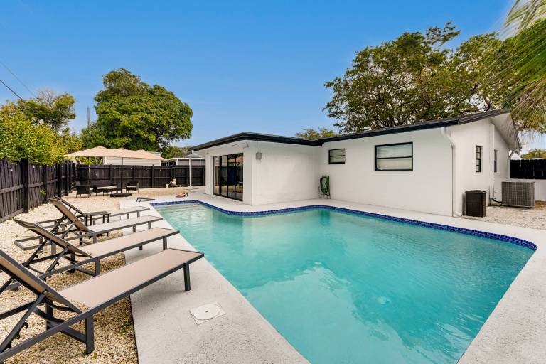 Private Pool & Game Room 6 Mi to Hard Rock Stadium