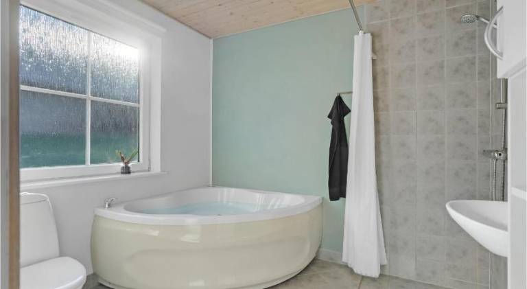 House with jacuzzi & pool — photo 3