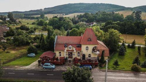 Panzió  Hollókő