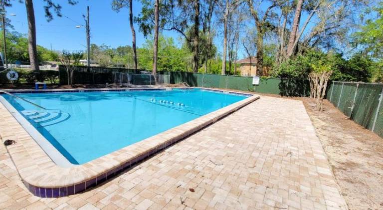 Apartment with pool — photo 5