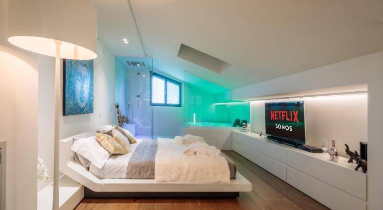 Villa with pool & hot tub — photo 2