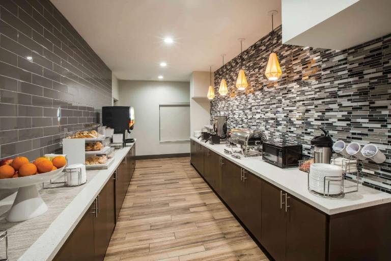 La Quinta Inn & Suites by Wyndham Owasso — photo 4