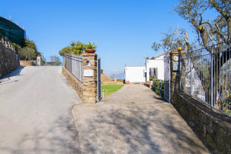 Ample villa with grill, private pool & terrace | Pets are welcome — photo 4