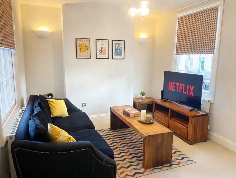 Charming house with terrace | Perfect for remote work | Pets allowed in Warwick