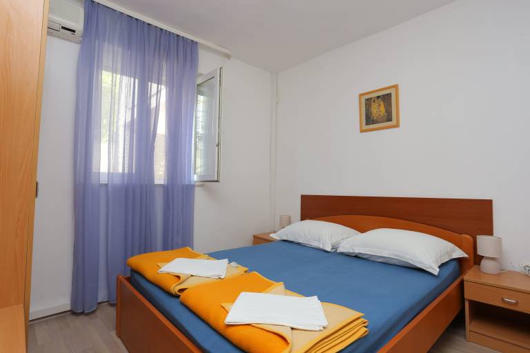Pleasant dedicated room with BBQ & yard | Beach nearby | Dogs allowed — photo 2