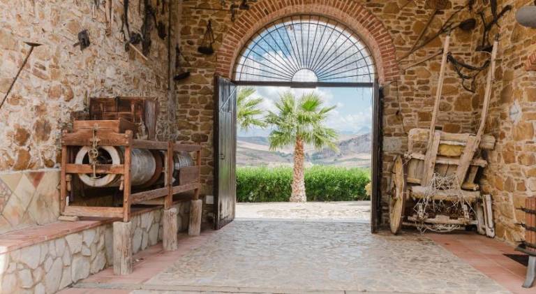 Farm with yard & pool in Monreale