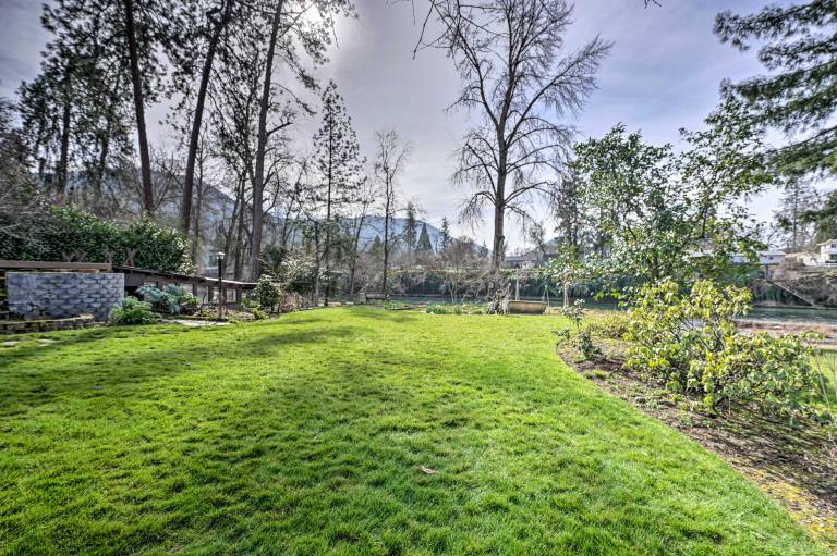 Hot Tub & Views: Spacious Getaway on Rogue River — photo 2