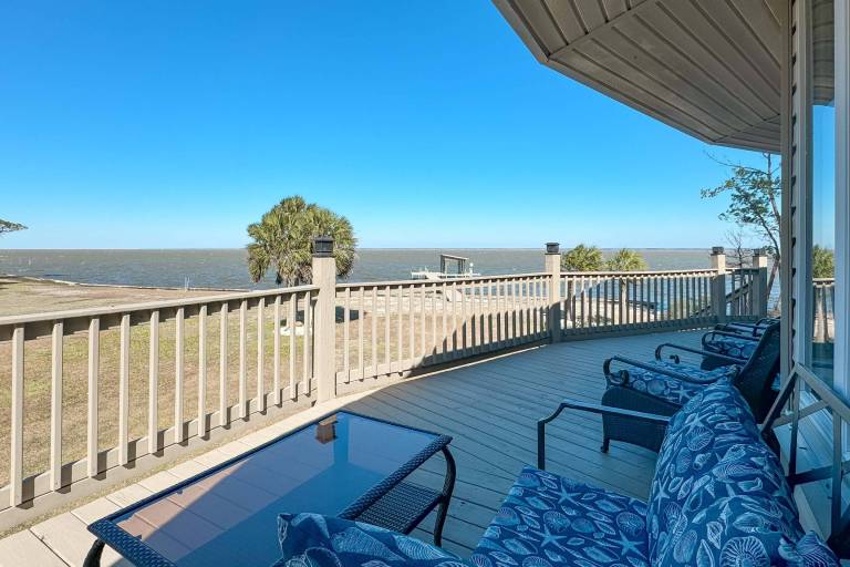 Vacation home with barbeque | Water view — photo 3
