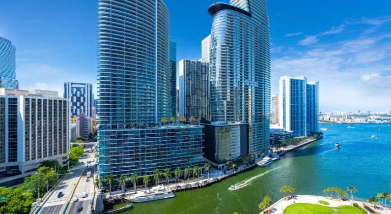 Holiday apartment with pool & hot tub | Close to Bayfront Park | Perfect for remote work — photo 4