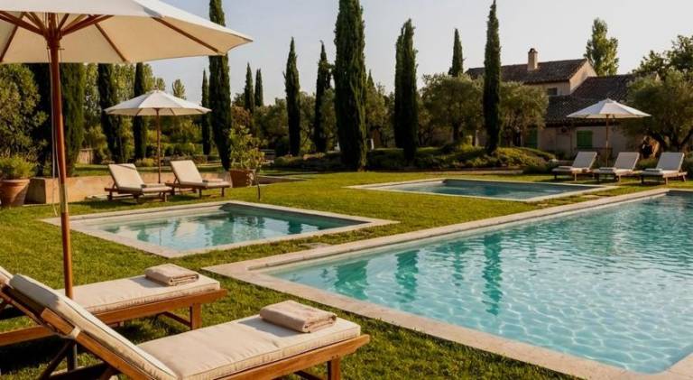 Serviced apartment with pool, terrace & hot tub | Suitable for remote work in Pertuis